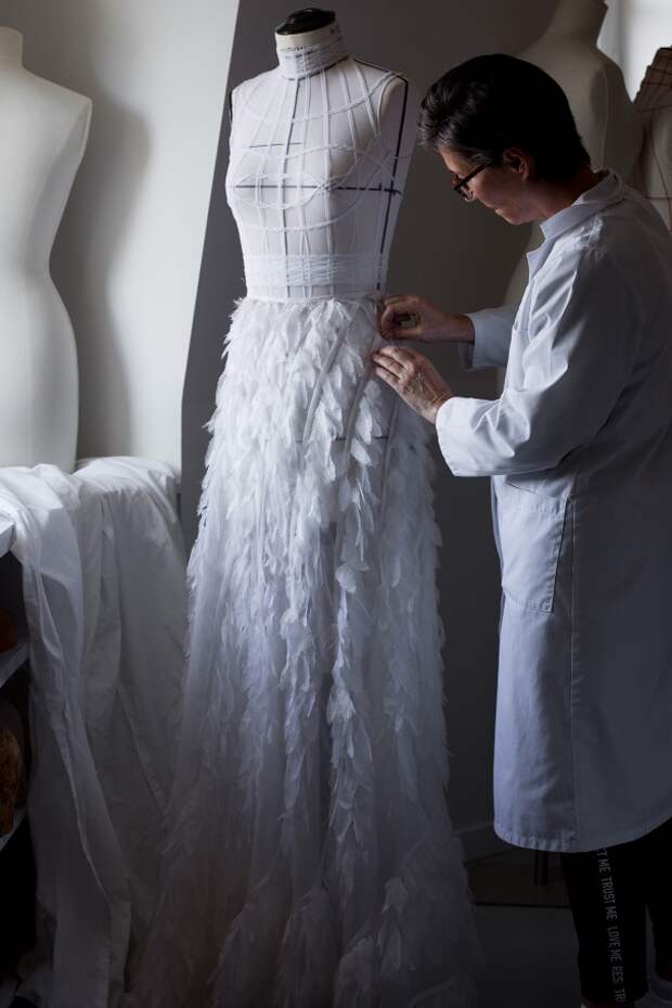 Фотографии создания платья Christian Dior
