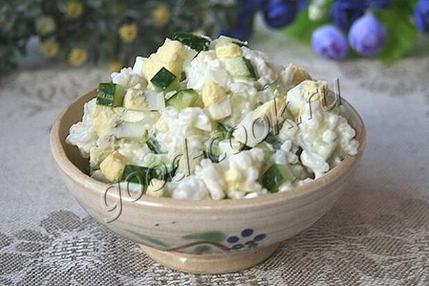 легкий рисовый салат с огурцами
