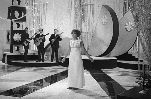 11.jpg Эдита Пьеха участвует в записи «Голубого огонька», 1970 год.