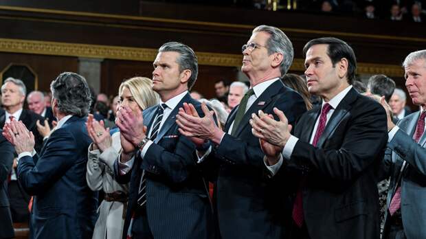 В Штатах началась "дуэль приемников": администрация Трампа раскололась