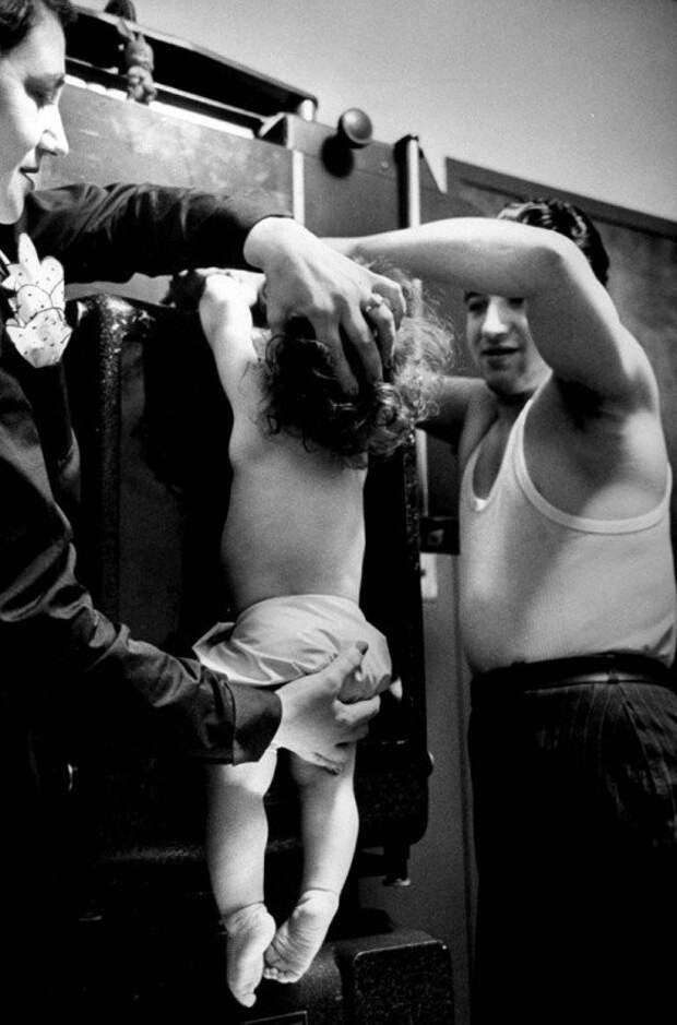 Маленькой девочке делают рентген грудной клетки в клинике в Челси, 1949 первые, ренген, фото