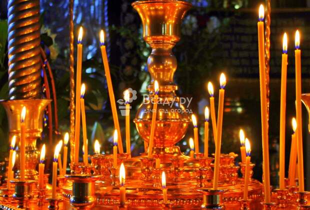 В праздник молились за детей и ставили свечи в церкви