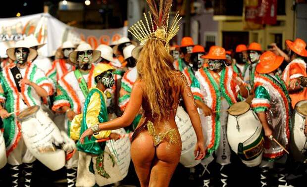 Знойные бразильянки на карнавале в Рио-де-Жанейро девушки, карнавал, рио-де-жанейро