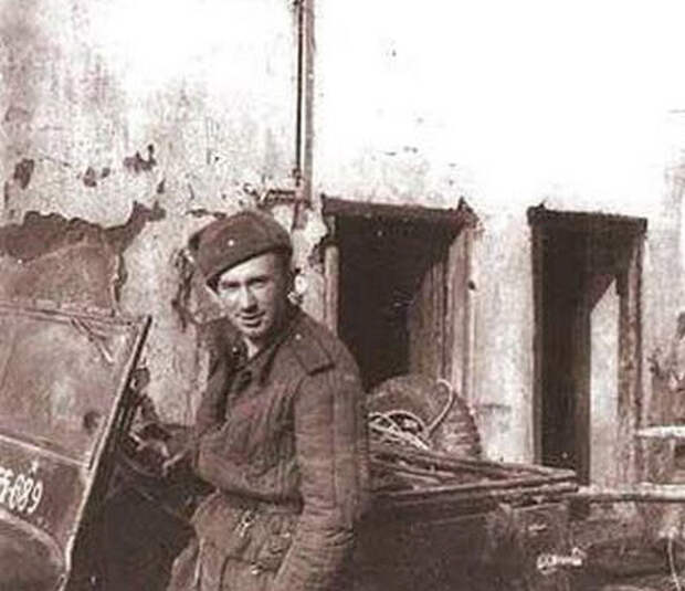 Знаменитости во время службы в армии (26 фото) Знаменитости во время службы в армии (26 фото)
