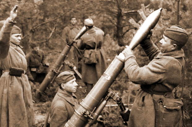 Расчёты 120-мм миномётов ведут огонь в ходе летних боёв 1942 года за Кириши - Плацдарм раздора | Warspot.ru