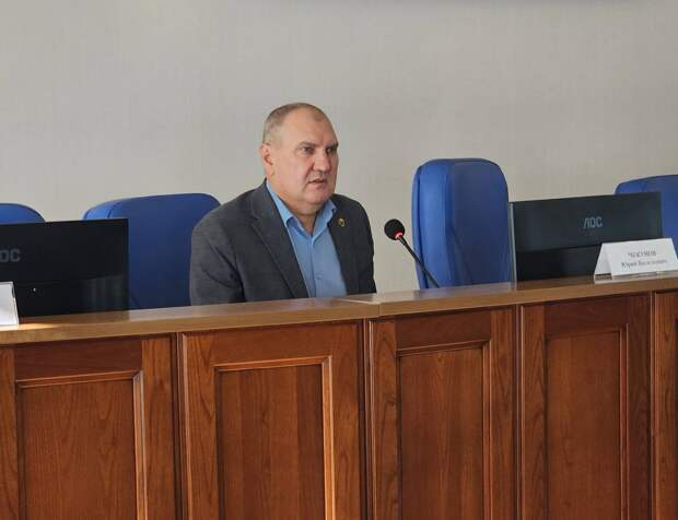 Глава Нефтеюганска Чекунов пытается вывести штатное расписание из-под контроля думы