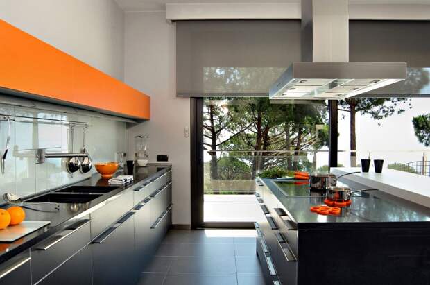 Mid Century Modern Design for Phones Minimalist Kitchen With Bright Colors Accents 1024x680 Дизайн фасадов кухонных шкафов 60 фото