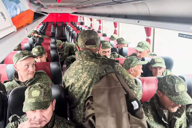 Военнослужащие из Челябинской области вернулись домой из украинского плена