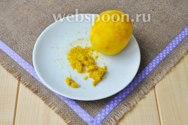 Приготовим апельсиновую пропитку. Натрём 2 столовых ложки цедры апельсиновой.