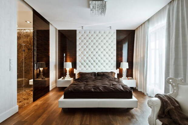 Аристократические мотивы в современном интерьере спальни, которые представлены в виде великолепной мебели в сочетании с натуральными отделочными материалами.