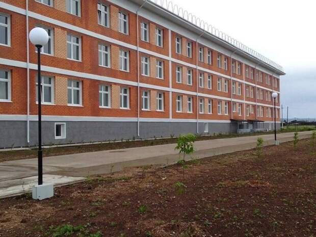 Долгожданную школу в Могзоне открыли с дефектами