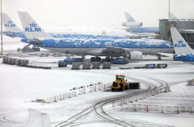 Сотни рейсов отменены из-за непогоды в одном из крупнейших аэропортов Европы