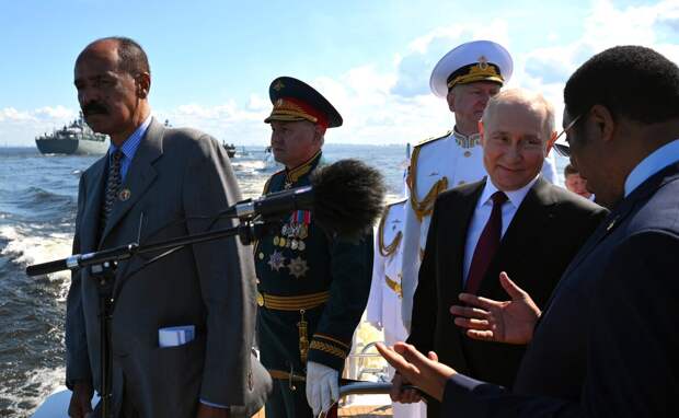В ходе визита в Кронштадт после саммита Россия-Африка. Слева направо: Президент Эритреи Исайяс Афеворки, Министр обороны России Сергей Шойгу, главнокомандующий ВМФ РФ адмирал Николай Евменов и Премьер-министр Объединённой Республики Танзания Кассим Маджалива. Ещё ряд лидеров африканских стран остались за кадром.