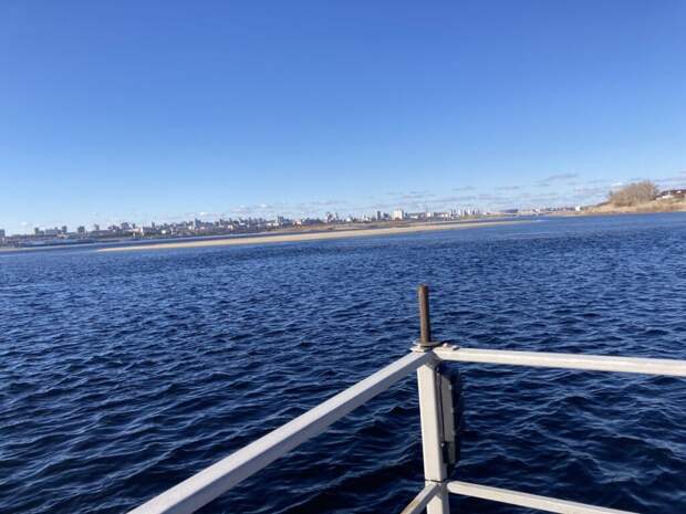 Критически низкий уровень воды в рукаве Волги приостановил даже движение парома 