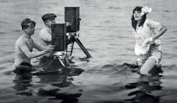 Аста Нильсен на съемках фильма «Ангелочек» летом 1913 года
