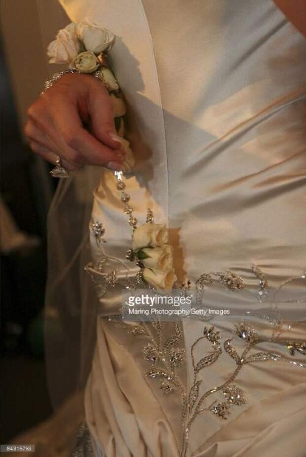 Деталь платья Мелани. На пальце видно шикарное кольцо.