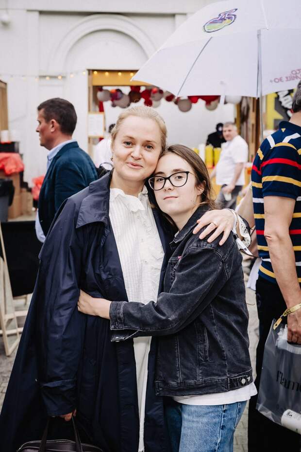 Это лето: Виктория Исакова, Анна Михалкова и Настя Красовская