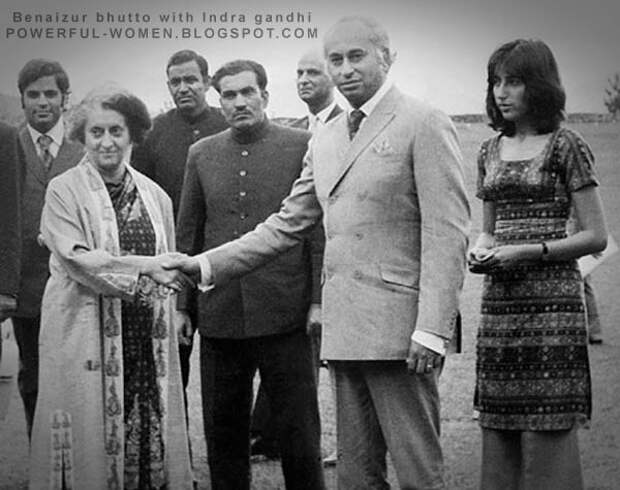 Беназир Бхутто в молодости (крайняя справа) и Индира Ганди. Фото