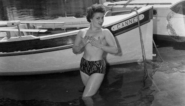 Portrait of Topless Ginette Rolland 1956 (640x370, 41Kb)