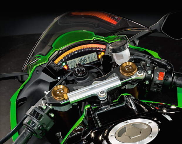 Благодаря ярким светодиодам полностью цифровая приборная панель ZX-10R отлично читается в любое время суток.