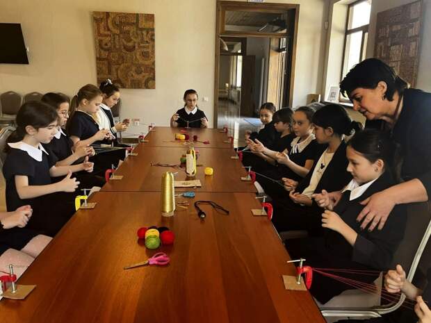 Обучающиеся Адыгейской республиканской гимназии приняли участие в мастер-классе по золотому шитью