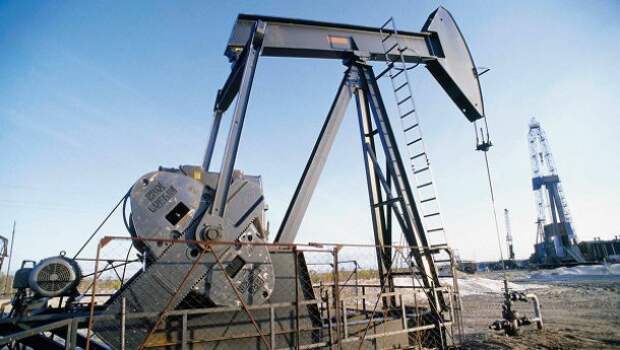 Нефть продолжает дешеветь в рамках коррекции после роста в понедельник