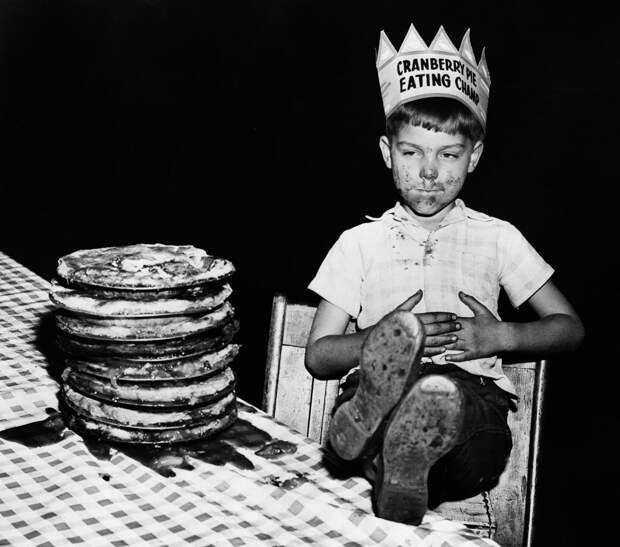 Победитель конкурса по поеданию пирогов, 1948.