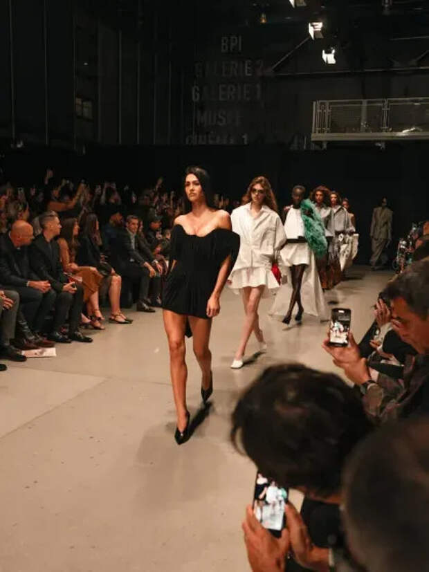 Амелия Грей на показе Stella McCartney весна-лето — 2026