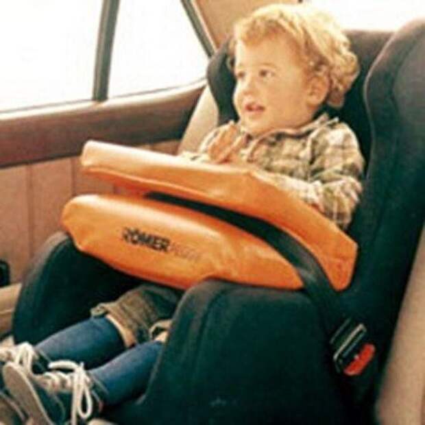 Например немецкая компания Romer Wingard Autogurte GmbH в 1969-м сделала кресло с подголовником с боковой защитой, а также столиком безопасности Например немецкая компания Romer Wingard Autogurte GmbH в 1969-м сделала кресло с подголовником с боковой защитой, а также столиком безопасности