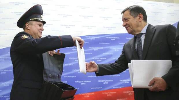 Председатель профильного думского комитета по бюджету и налогам Андрей Макаров (справа). Фото: duma.gov.ru
