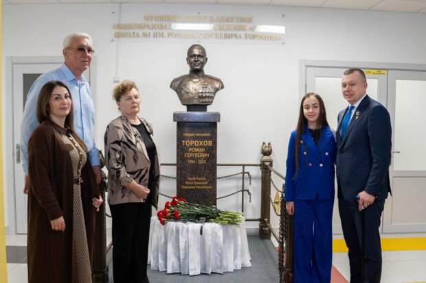 Артур Орлов посетил в Майкопе школу № 1 имени Романа Торохова и возложил цветы к памятнику Героя России