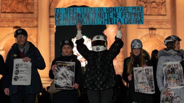 Кастрюли нынче не в моде, сейчас украинцы по всему миру носят шлемы