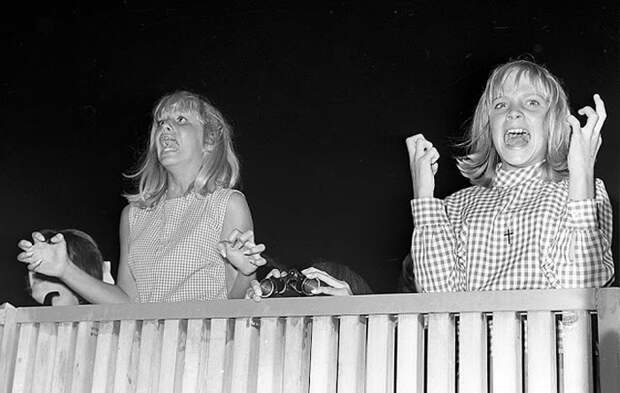 23 августа 1964г. Фанаты кричат во время концерта Beatles в зале Hollywood Bowl.