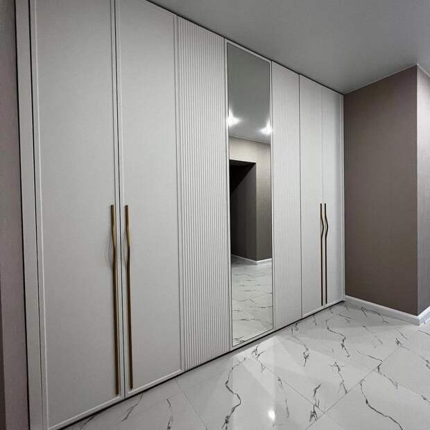 Ваш идеальный шкаф на заказ: где функциональность встречается с дизайном