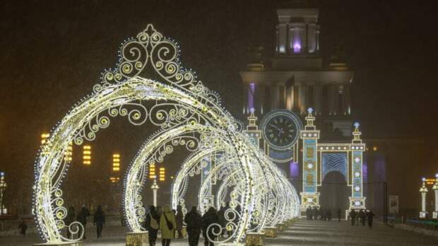 Новогодняя Москва: как возводят световую архитектуру и на сколько километров растянули гирлянды?