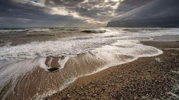 Штормовой вторник: на Крым идут грозы и шквальный ветер