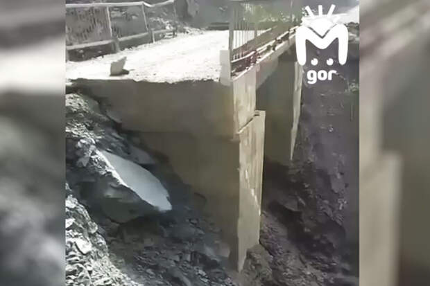 Селевой поток снес автомобильный мост в Дагестане
