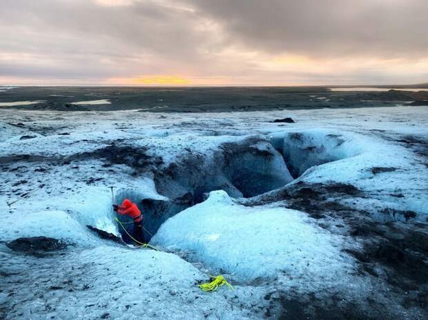 Одинокий альпинист прокладывает путь во льдах. Фотограф: Naian Feng в мире, животные, кадр, люди, природа, смартфон, фото, фотограф