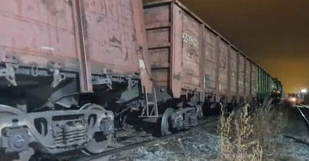 Очередное ЧП на РЖД: Четыре вагона с металлоломом сошли с рельсов в Челябинске