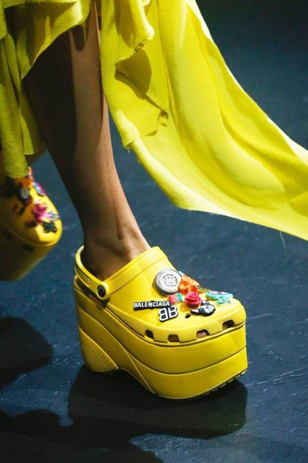 Balenciaga создала кроксы на платформе за 850 долларов