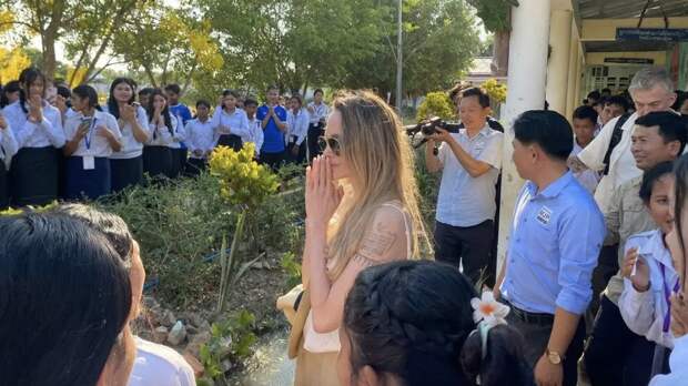 Актрису Анджелину Джоли засняли в Камбодже после слухов о неудачной пластике