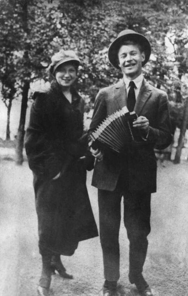 Сергей Есенин с сестрой Катей, 1925.