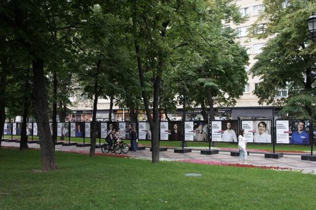 Москвичей пригласили на выставку «Время и мода» на Пушкинской площади