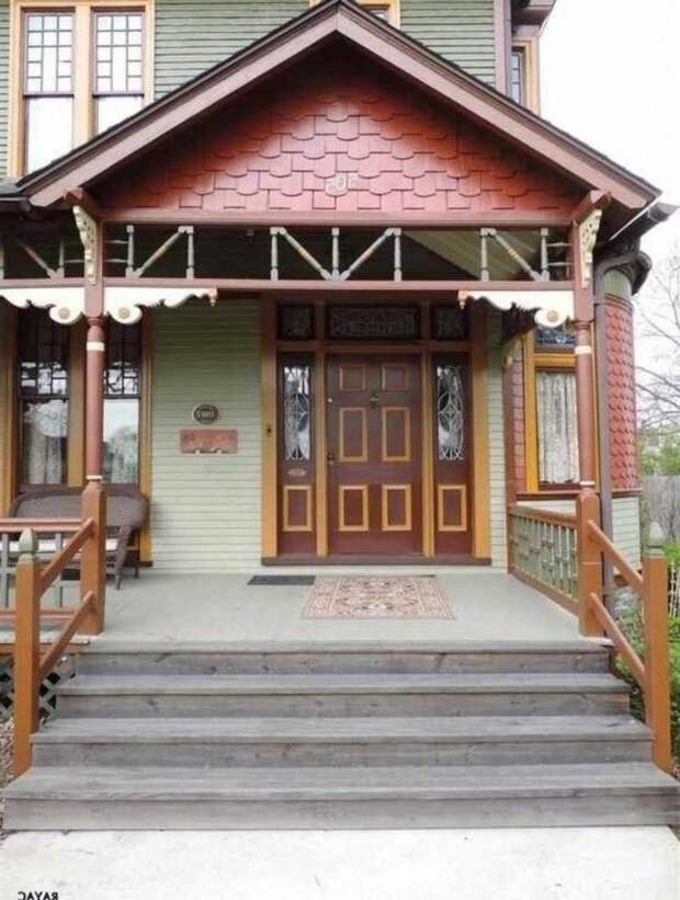 Старинный дом признали непригодным и хотели снести его. Но потом за дело взялись реставраторы и превратили его в