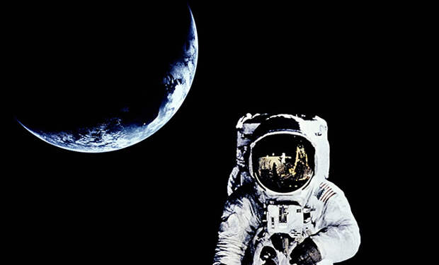 Ученые называют эту фотографию самой пугающей из снятых в открытом космосе: в 1984 году ее сделал Брюс Маккэндлесс
