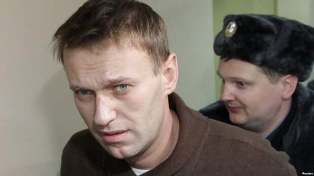 Навальных признали виновными. Одному реальный срок, другому — условный. Навальных признали виновными. Одному реальный срок, другому — условный.
