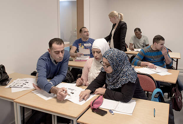Чтобы найти работу, мигранты должны выучить шведский язык