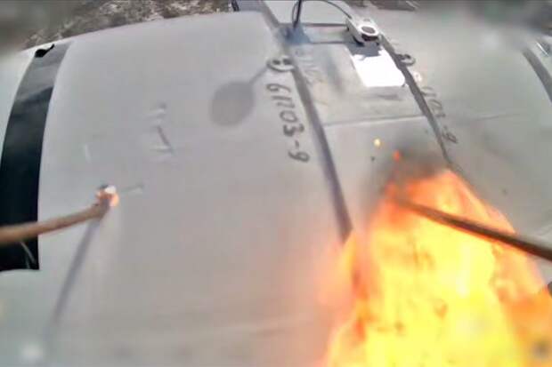 Появилось видео, как коптер вырвал "горящее сердце" у дрона ВСУ Darts