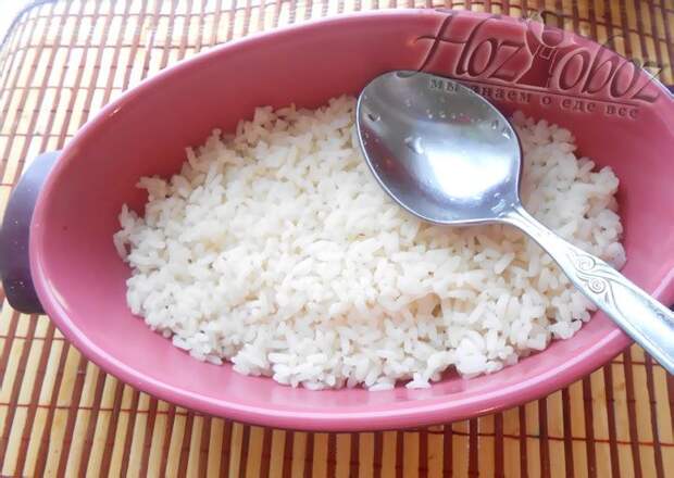 Смажьте форму маслом и выложите рисовый слой