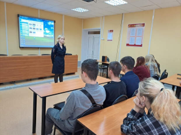 В Оренбургской области инспектор Госавтоинспекции провела профилактическую беседу со студентами о безопасности дорожного движения, сделав акцент на мототранспорте